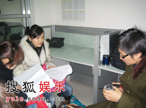 朱江在和导演讨论《一票难求》的剧本