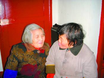 张爱莲(左)和她52岁的女儿罗淑群在一起.高清秀 摄