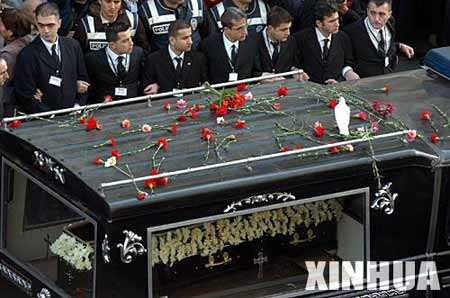 组图：土耳其千人为遇害知名记者丁克举行葬礼