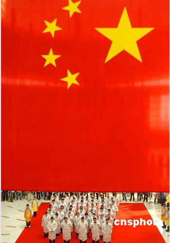 图文:中国代表团升旗仪式 鲜艳的五星红旗