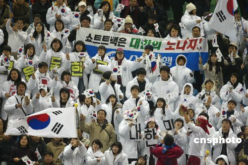 图文：亚冬会短道速滑赛 场边热情的韩国观众