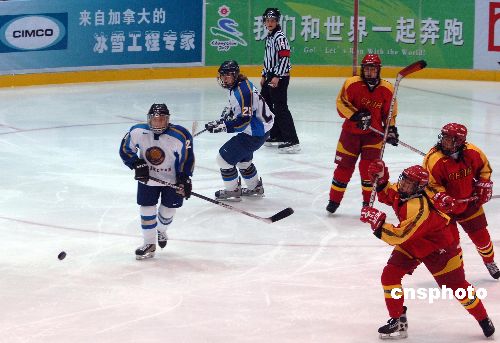 图文：女子冰球中国不敌哈萨克斯坦 围追堵截