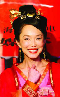 范文芳在拍摄《聊斋奇女子》时开始接触华谊，正好在范冰冰合约到期前一周左右成功签约。