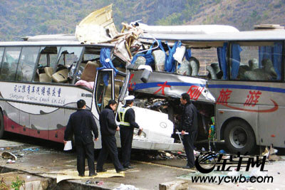 广西春运首日发生严重车祸 客车相撞13人死(图)