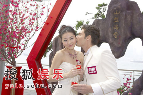 组图：熊黛林昨“出嫁” 与俊男举行中式婚礼