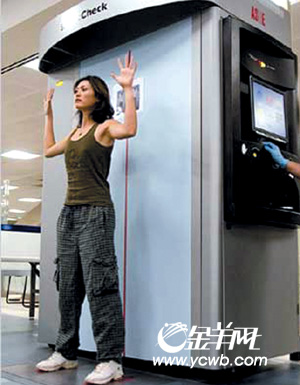新快报讯美国机场安检一向相当严格,x光扫描机不但可以将旅客全身透视