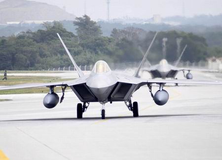 資料圖:2月17日美空軍首批兩架f-22a猛禽戰機抵達日本嘉手納空軍