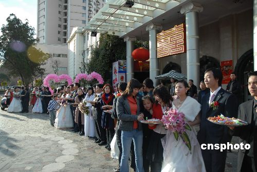 中国结婚产业发展调查报告出炉 结婚至少花12万