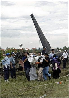 3月7日下午,印尼救援人员正在飞机出事现场抢救伤者