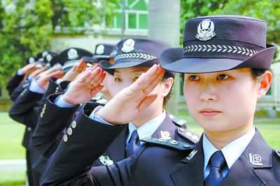 女警察敬礼照片图片