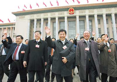 昨日，十届人大五次会议在北京人民大会堂闭幕，重庆代表团代表走出人民大会堂 特派记者 张路桥 摄