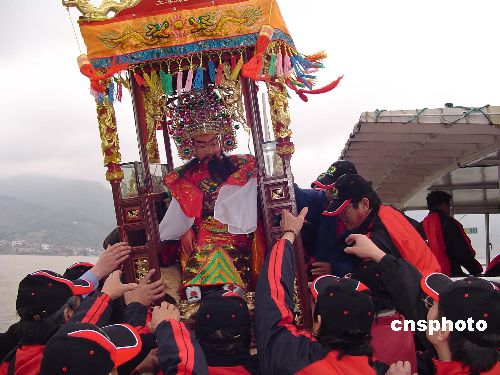 马祖300余名白马尊王信众首次赴福州祭拜祖庭图