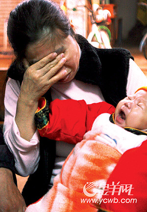 女人抱孩子哭泣的图片图片
