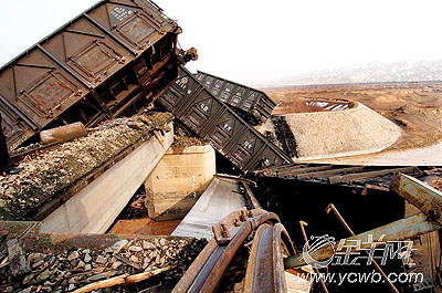 青藏铁路拉林铁路脱轨图片