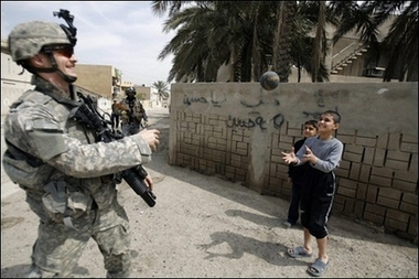 美国总统布什置全球反战声音于罔闻,发动伊拉克战争