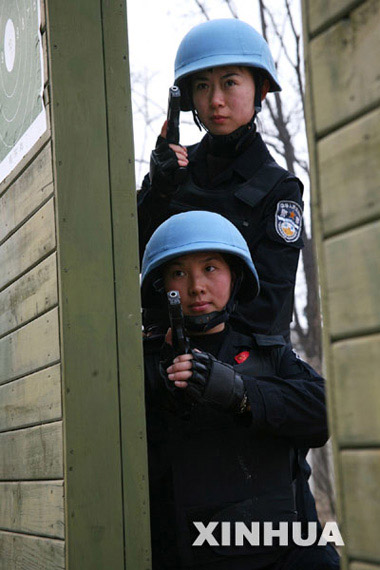 女特警持枪图片