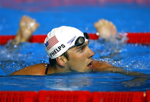 图文:男子200米自由泳预赛 菲尔普斯回看成绩