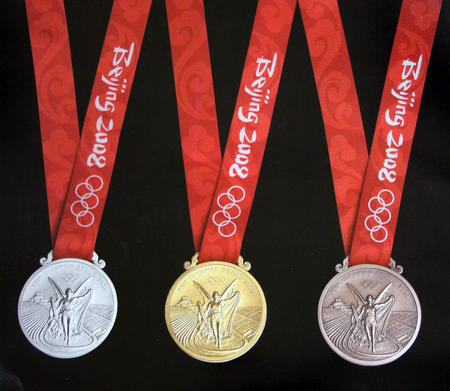 图文:2008年奥运会奖牌公布 金银铜奖牌正面