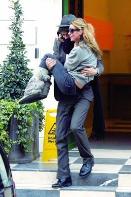 超模凯特·摩斯不慎伤到踝关节。男友皮特(PeteDoherty)立刻将她抱起送往私人医院。