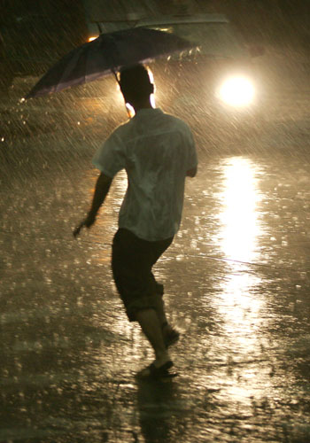 孤独的男人雨中漫步图片