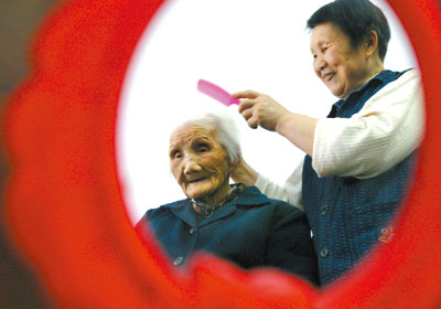 前日,江津几江得胜街社区,60多岁的女儿每天都为母亲霍治明(左)梳 
