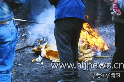 国内新闻 天津新闻 北方网  清明节将至,天津街头,一些人又开始烧纸钱