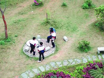 小学生破坏公物图片