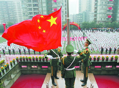 天安门国旗护卫队的旗手在升旗仪式上升起一面国旗