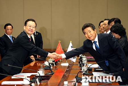 中国国务院总理温家宝在首尔与韩国总统卢武铉举行会谈。新华社记者　饶爱民　摄