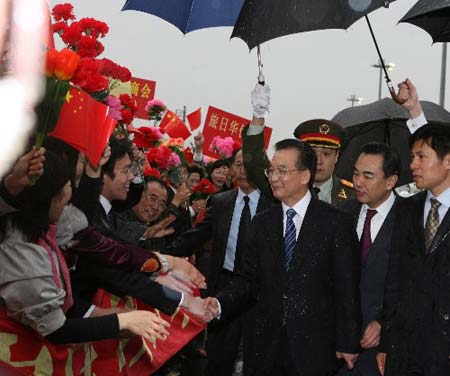 温家宝乘专机抵达东京，开始对日本进行为期三天的正式访问。 新华社记者 饶爱民 摄