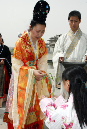 秦汉时期女子肃拜礼图片