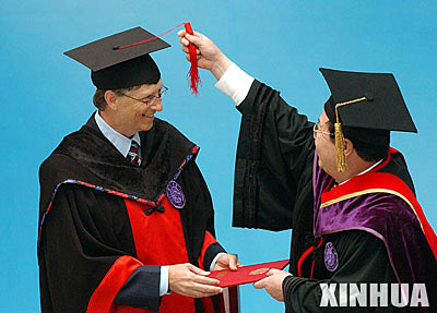 比尔·盖茨昨戴上清华博士帽 机智回答学子提问(组图)