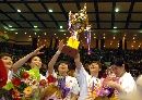 图文：WCBA辽宁队85-82八一夺冠 高举奖杯庆祝