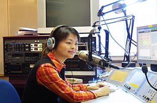 中央人民广播电台主持人向菲走进高墙播种爱心(组图)