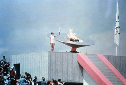 开幕式上墨西哥选手点燃奥运火炬
