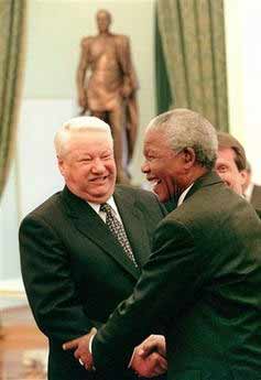 俄罗斯克里姆林宫发言人4月23日证实，俄前总统叶利钦已经逝世。图为1999年4月29日叶利钦会见南非总统曼德拉。 