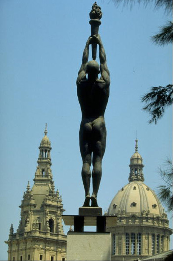 图文：92巴塞罗那火炬传递 城市火炬雕塑