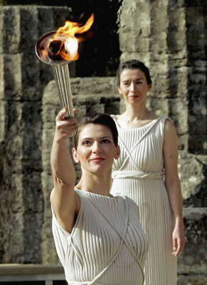 图文2006年都灵冬奥会希腊女祭司展示圣火