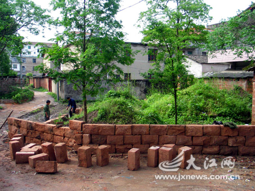 墳地建圍牆 圈地換補償(圖)