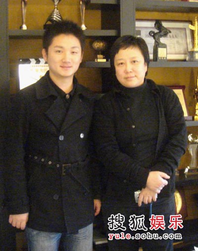 中国女性记者李晋（左）常继红（右）