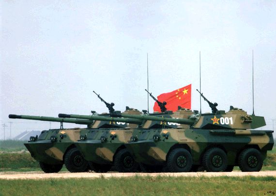 图片说明:中国陆军新型100毫米轮式突击炮并列停放