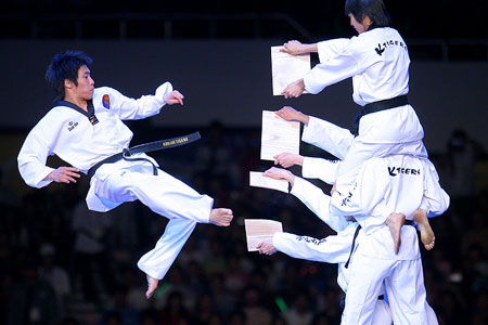 图文:跆拳道世锦赛在京正式开幕 连环飞踢