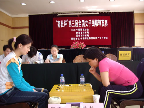 图文:女子围棋精英赛决赛首局 叶桂唐奕比赛中