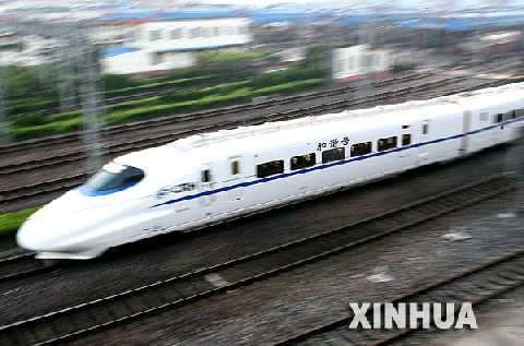 4月18日，由<span class='articleLink'></td></tr></table><a href='https://map.sogou.com/new/#c=13522000,3641093,11' target=_blank>上海</a></span>开往苏州的时速达200公里的“和谐号”动车组Ｄ４６０次列车，高速驶往苏州。这是从18日零时起中国第六次铁路大提速后发出的首趟动车组列车。 新华社记者陈飞摄 