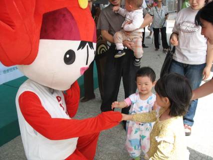 小朋友：“妈妈，我要摸！”