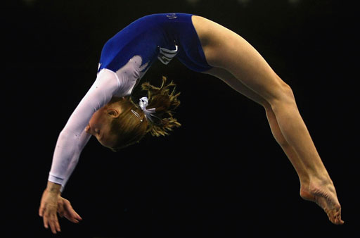 图文:中澳女子体操对抗赛 马丁平衡木后空翻