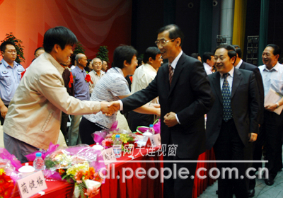 大连千名文明小市民欢歌庆节日(组图)