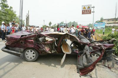 桑塔纳4死3伤   彭州至都江堰环城线观音桥段发生重大车祸,彭州多个