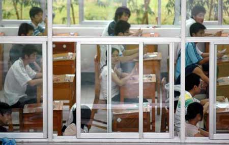 广西柳州市柳州高中，高考考生在考场内等待考试开始。