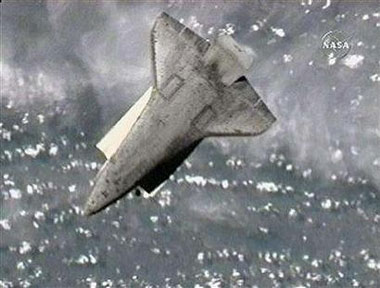 “阿特兰蒂斯”号航天飞机作太空翻转